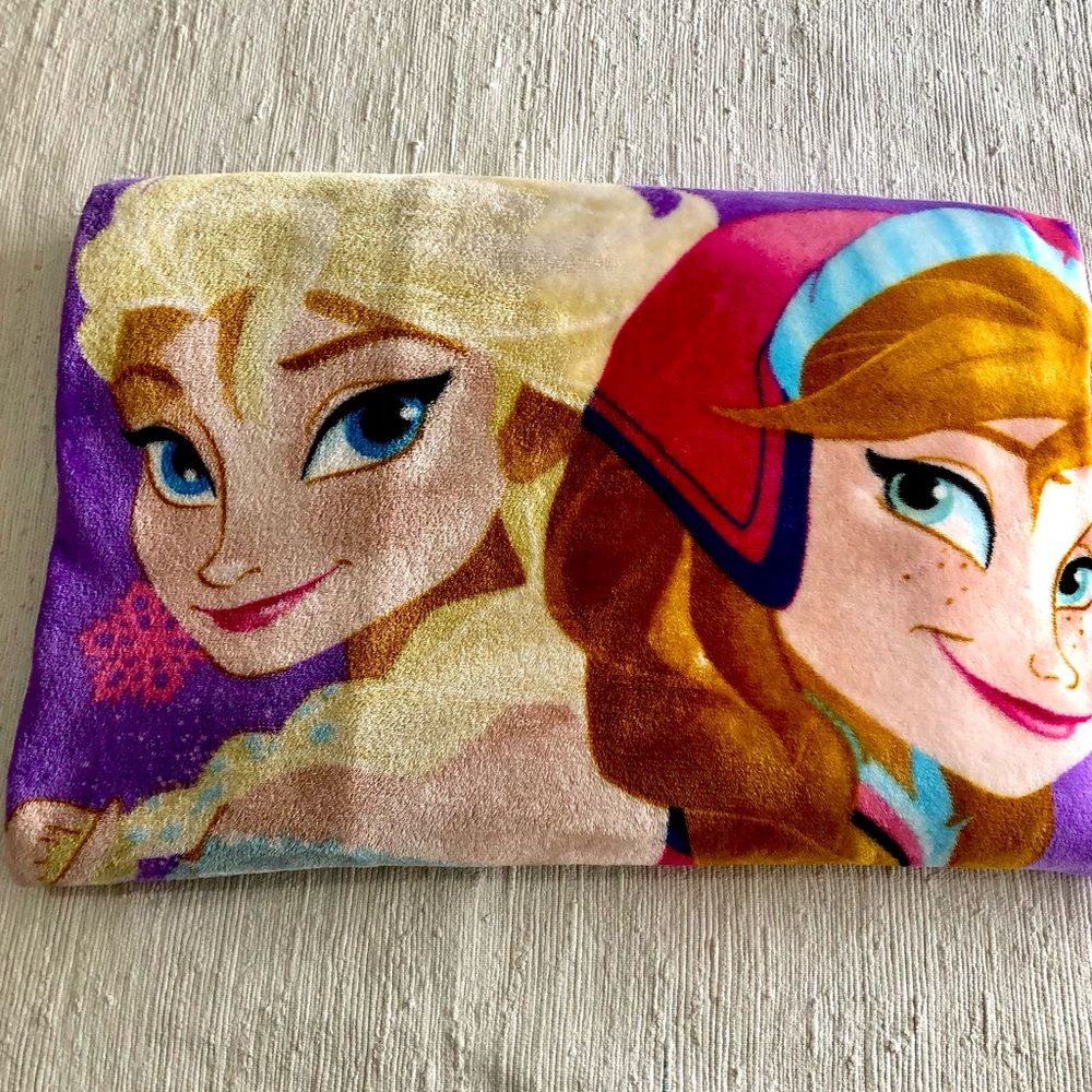 DISNEY’S FROZEN Elsa and Anna Super Soft Polar Fleece Blanket. Large.